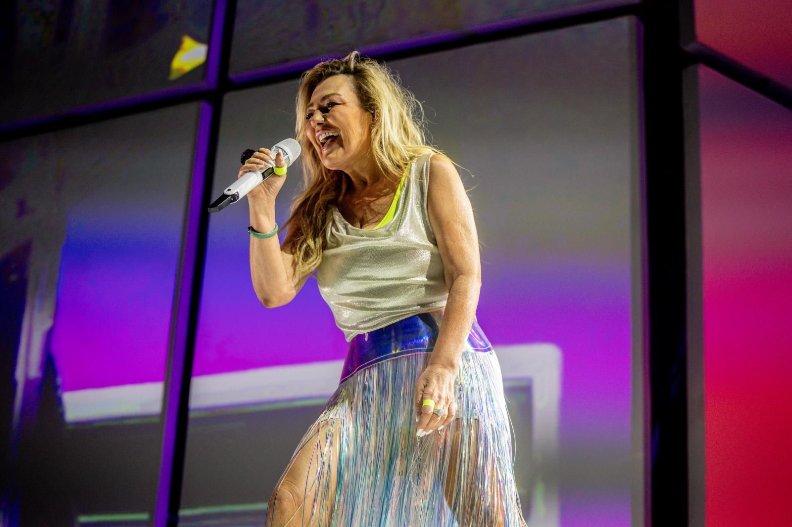 Amaia Montero lidera con soltura el karaoke nostálgico de La Oreja en Madrid