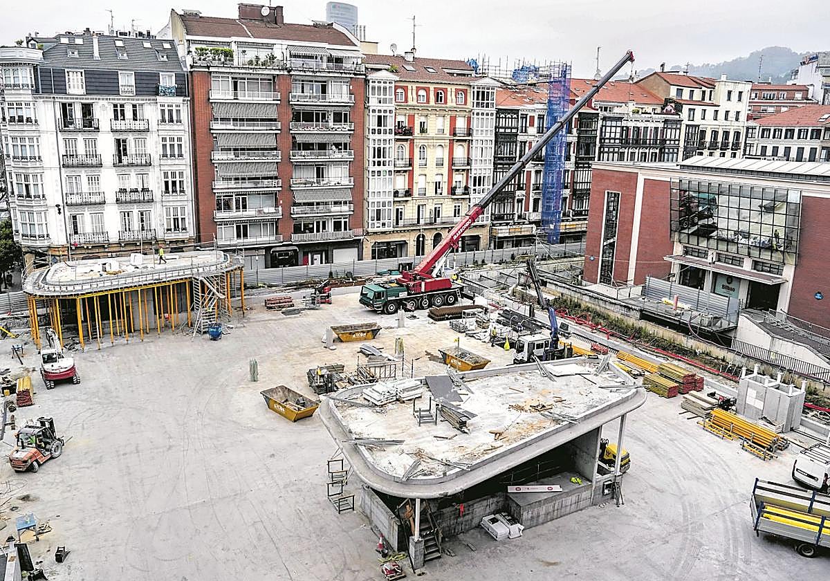 Alquileres de hasta 6.000 euros al mes asfixian a los negocios del Ensanche, rodeados de obras