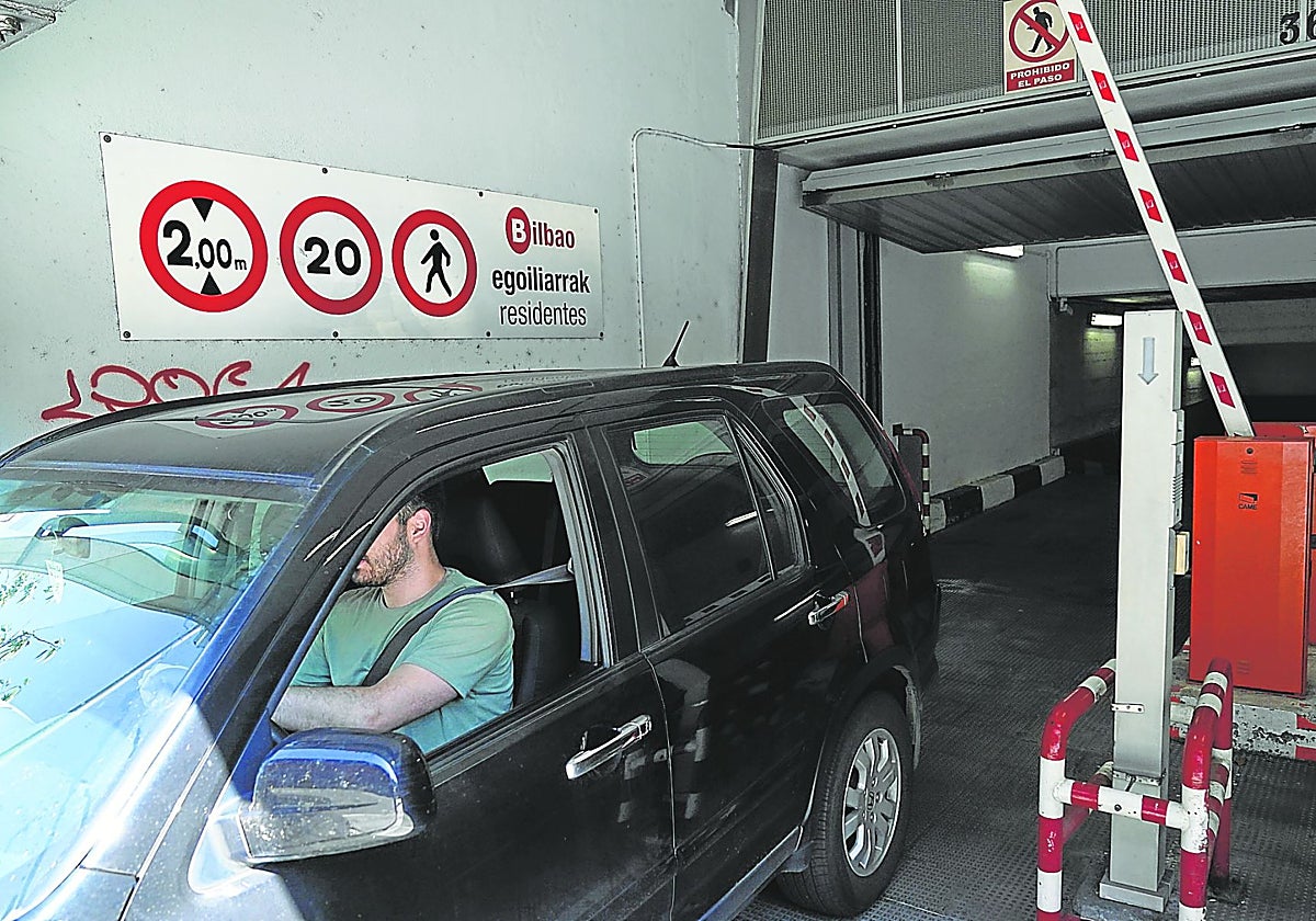El coche eléctrico se convierte en un problema para los parkings municipales de Bilbao