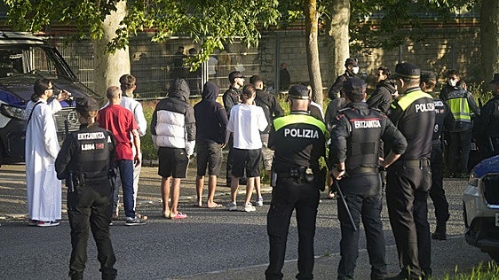 Dos detenidos por robar la cadena a un anciano en Vitoria y grabarse con el botín