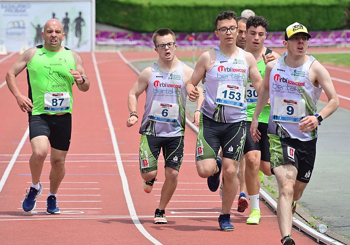 Mikel García, segundo por la izquierda, batió el récord nacional en 800 metros.