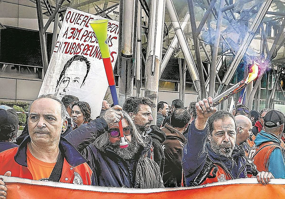 El administrador de Tubos Reunidos tranquiliza a la plantilla al asegurar las nóminas hasta la vuelta de verano