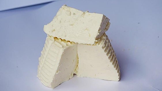 Alerta sanitaria por listeria en cinco marcas de queso fresco de vaca elaborados y vendidos en España
