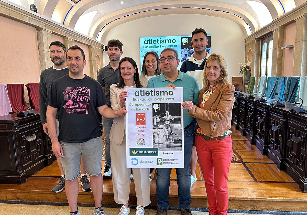 Los representantes del club y miembros del Ayuntamiento y la Mancomunidad presentaron la iniciativa.