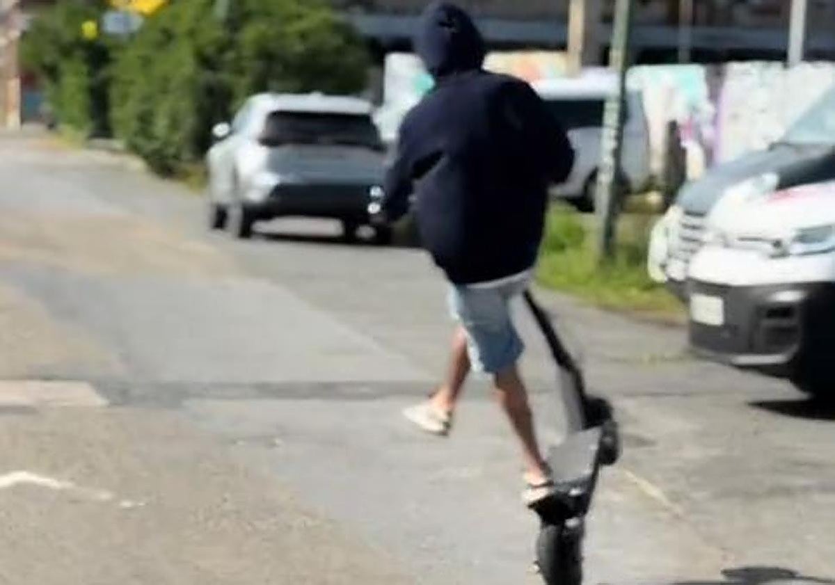 A 50 por hora en patinete y haciendo caballitos por Bilbao