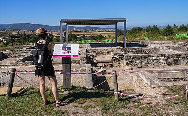 Visitante ante uno de los paneles explicativos del yacimiento de Iruña Veleia
