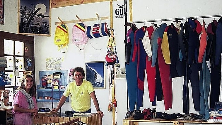 Una de las tiendas más emblemáticas del universo surf busca relevo en Bizkaia