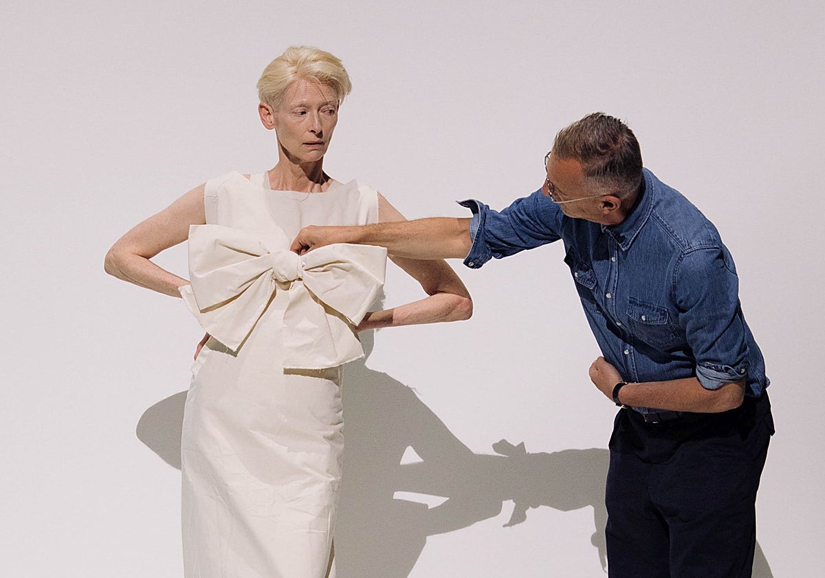 Tilda Swinton, entre gestos y vestidos en el atrio del Guggenheim