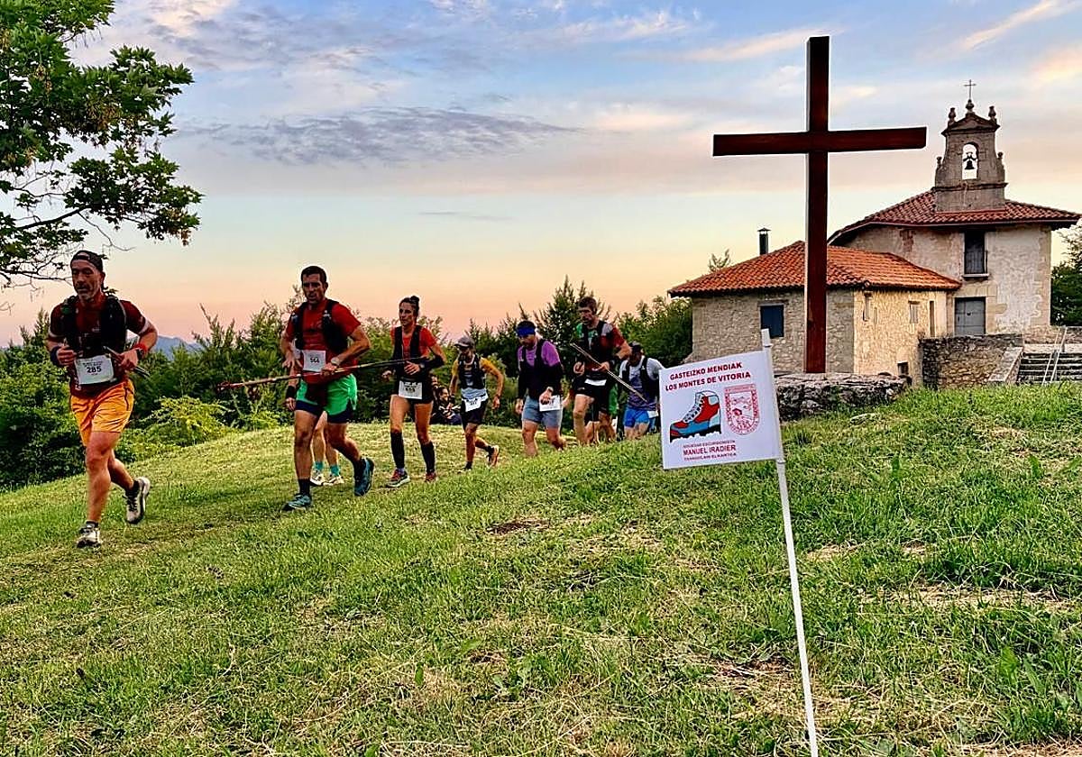 Varios participantes de la carera, a su paso por la ermita de San Vítor.