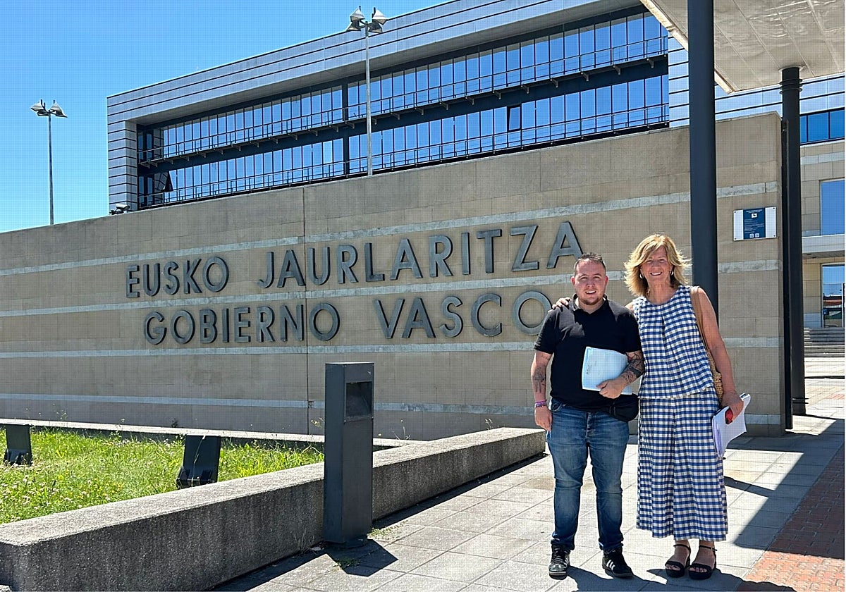 El concejal de Medio Ambiente, Xabier Cabrera, junto a la alcaldesa de Arrigorriaga, Maite Ibarra, en Vitoria.