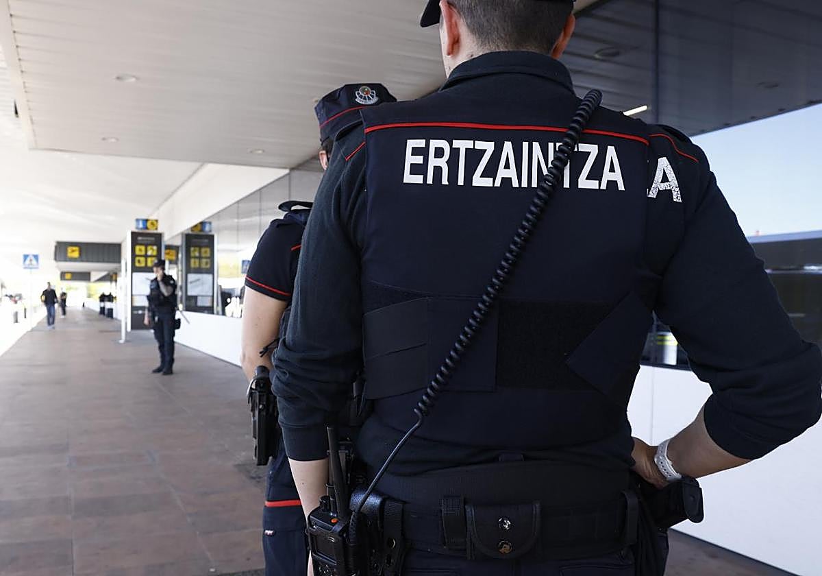 Un ertzaina de Bilbao sufre quemaduras por una pila que llev