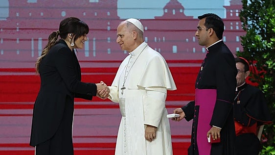 Rozalén responde a las críticas por cantar ante el Papa: «Soy hija de un sacerdote secularizado por enamorarse de mi madre»