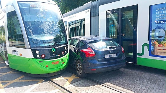 Un coche queda atrapado entre dos convoyes del tranvía de Vitoria y obliga a cortar el ramal de Abetxuko