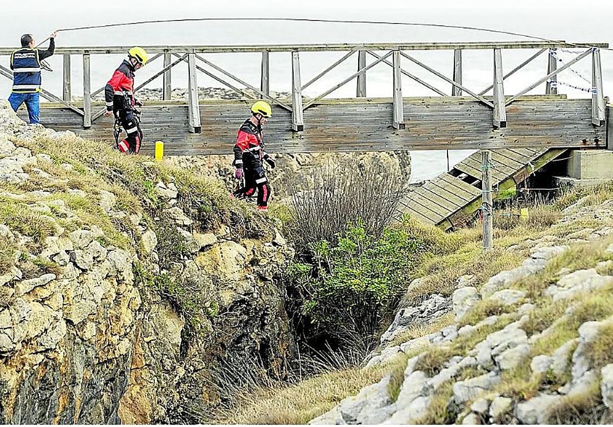 Agentes de la Policía Científica realizan mediciones en el puente de El Bocal que se derrumbó.
