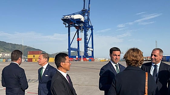 Pradales reclama la «gestión integral» de los puertos de Bilbao y Pasaia para ganar competitividad