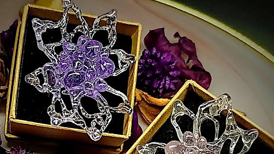 La tienda-taller de joyería de Vitoria donde se encapsulan cenizas y pelo y se crean piezas de corte futurista