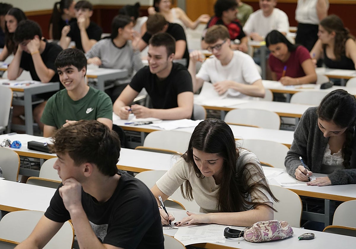 Estudiantes vascos, en una prueba de la PAU.