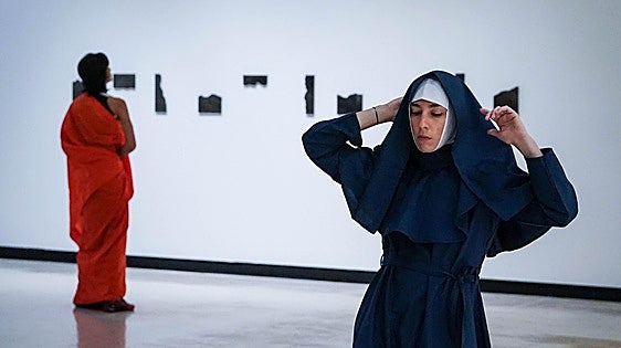 'Cuando cae un árbol', la exposición de Glenda León en Azkuna Zentroa