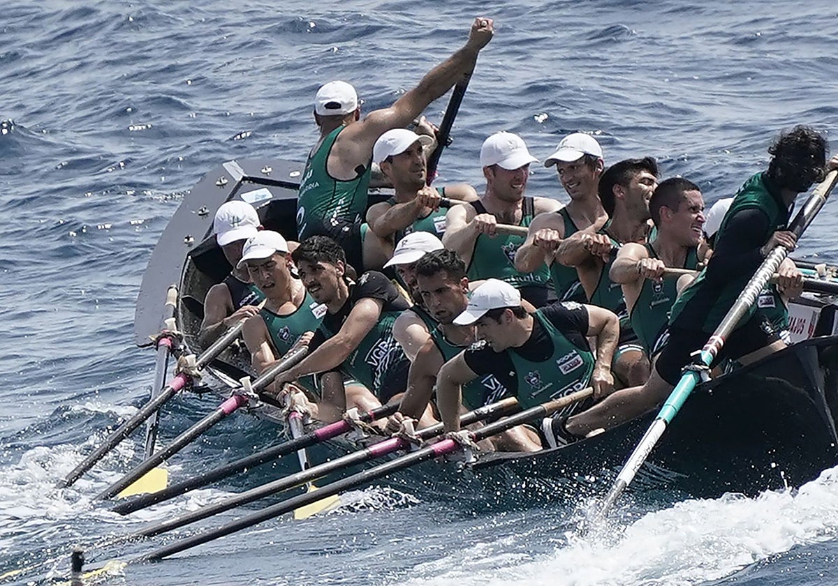 Los remeros de Kaiku, en el Campeonato de Bizkaia disputado en Lekeitio.