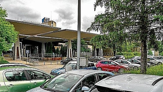 El tanatorio de Gamarra hará reformas en su parking para evitar atascos de coches
