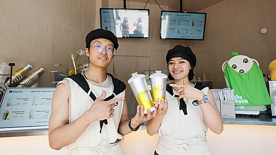 Dos amigos abren en Bilbao un local de 'bubble tea', la bebida que arrasa entre los jóvenes