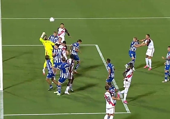 El audio del VAR en el gol anulado a Pelayo en el Rayo-Alavés: «No es falta, pero luego hay una mano»
