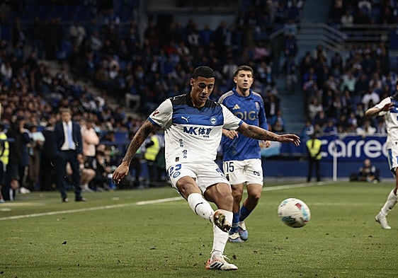 Benavídez centra un balón en el encuentro contra el Oviedo en la pasada temporada