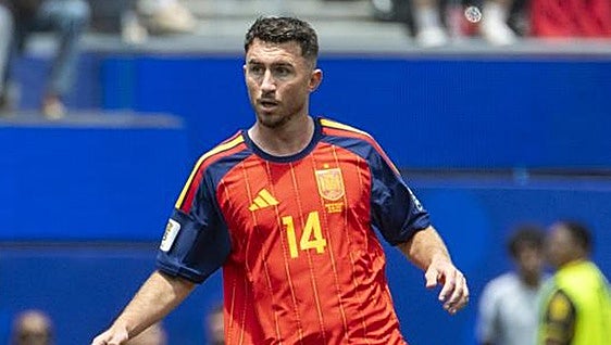 La camiseta con mensaje de Laporte a su llegada a la concentración de la selección