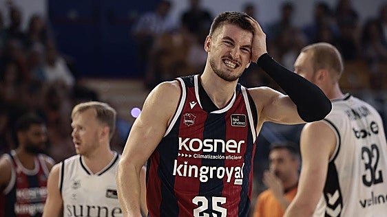 El Baskonia se plantea ceder a Frisch para liberar una ficha y contratar un pívot