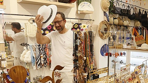 Yhon y Gabriela, padre e hija: los artesanos que dan vida a la calle Tendería con sus tiendas