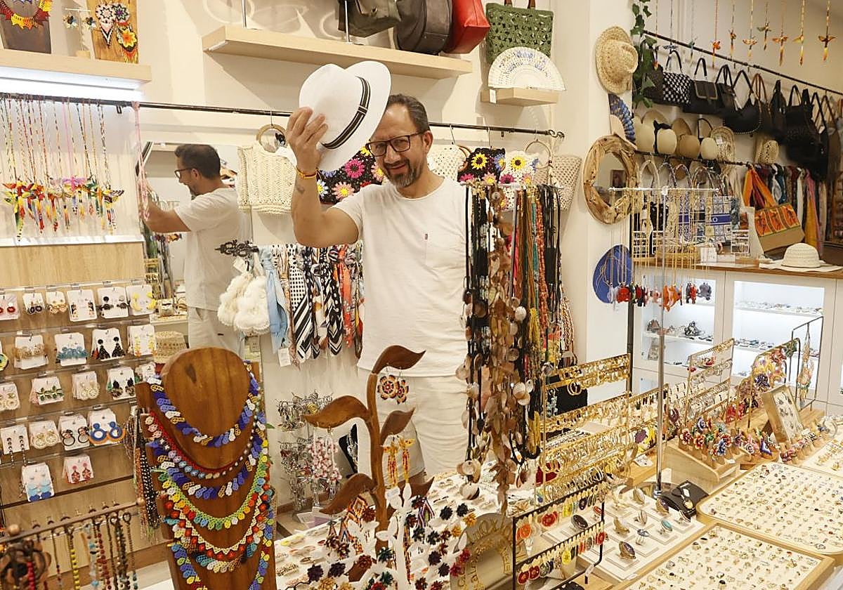 Yhon regenta la tienda de complementos Oli en la calle Tendería del Casco Viejo.