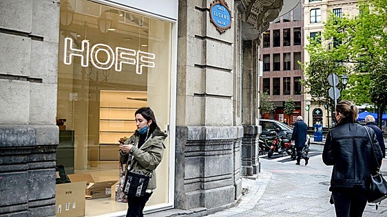 Cierra Hoff, la tienda que vendía zapatillas deportivas de colores como churros en Bilbao