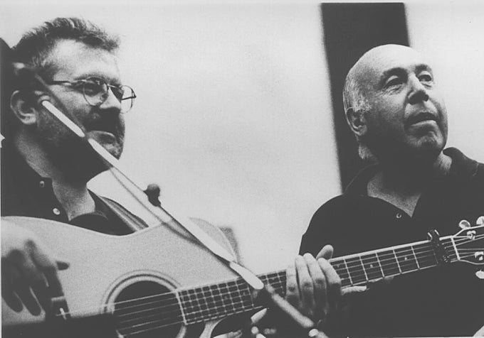 Natxo de Felipe junto a Mikel Laboa en el concierto del 25 aniversario de Oskorri.