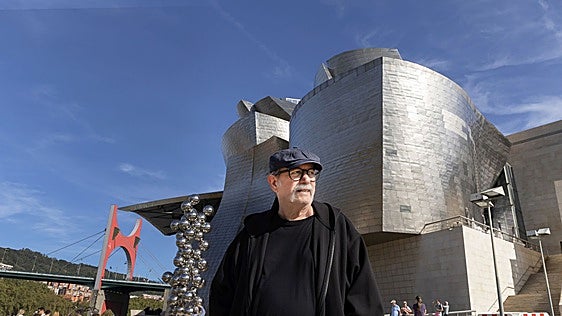 Silvio Rodríguez visita el Guggenheim en la víspera de sus conciertos en Bilbao