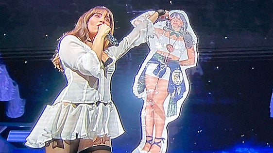 Aitana felicita a su novio Plex en su concierto en Bilbao: «Cumple 24 esta noche»