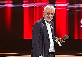 José Ramón Soroiz posa con el galardón a la trayectoria.