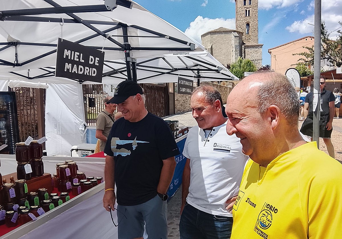 Seguidores de Orio en uno de los puestos de miel de la feria realizada en la plaza del Castillo de Buitrago bajo el lema 'Del Cantábrico al Lozoya'