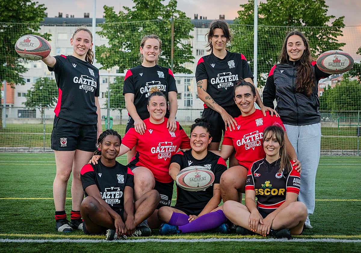 Aizpea Racamonde, Sinead Ross, Naiara Pérez, Aitziber Ochoa de Alda, Chenoa Ringtoumda, Irati Pérez, Maitane Pinos, Irati Vega y Andrea Zapater lograron un histórico ascenso a División de Honor B con el Gaztedi Neskak.