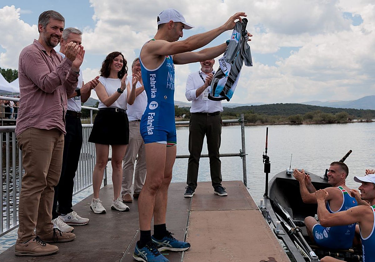 Arkaitz Díaz recibe el maillot de mejor patrón ante los aplausos de Isabel Díaz Ayuso.