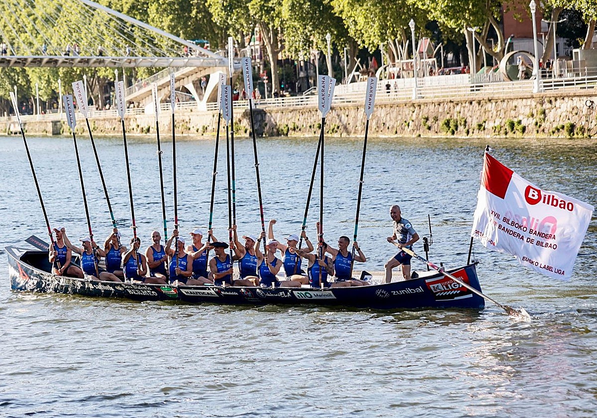 La tripulación de Urdaibai salida al público remos en alto tras imponerse en la Bandera de Bilbao.