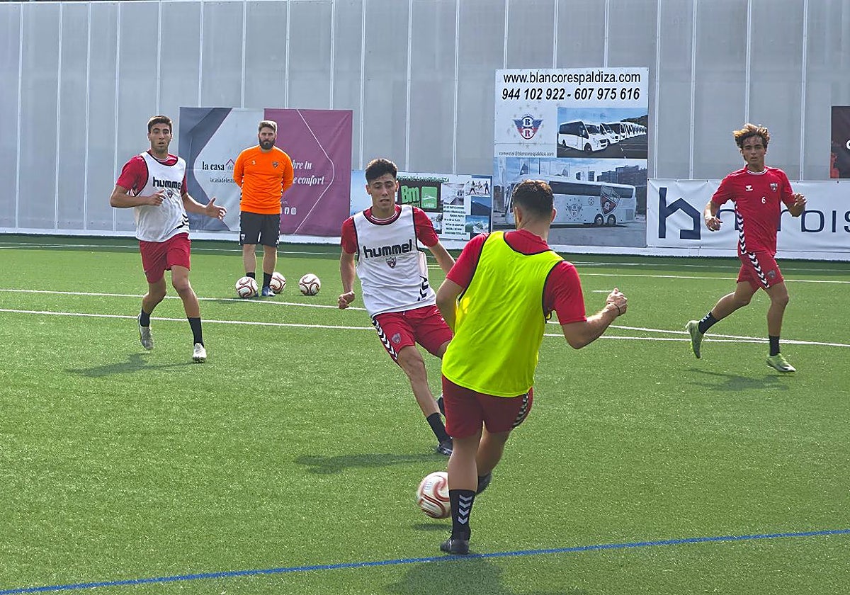 Jon Erice vigila a sus jugadores durante el primer entrenamiento del curso.