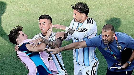 Las imágenes completas de la tangana final: manotazo a Rodri, Paredes agrede a Eric y Gavi, Ayala a Dani Olmo...