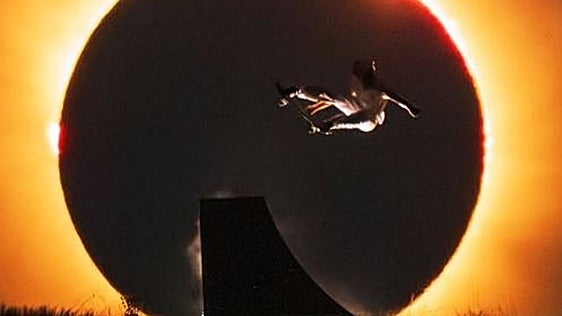 El espectacular truco en pleno eclipse total con el que el skater Danny León deslumbra a millones de personas