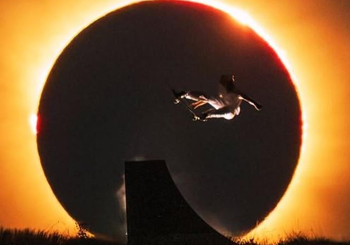 El skater sobrevoló el momento en el que se produjo el eclipse total.