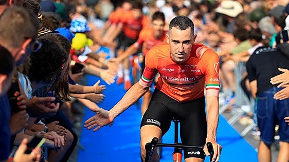 Txomin Juaristi renueva con el Euskaltel hasta 2028: «Compartir equipo con Mikel Landa será cumplir otro sueño»