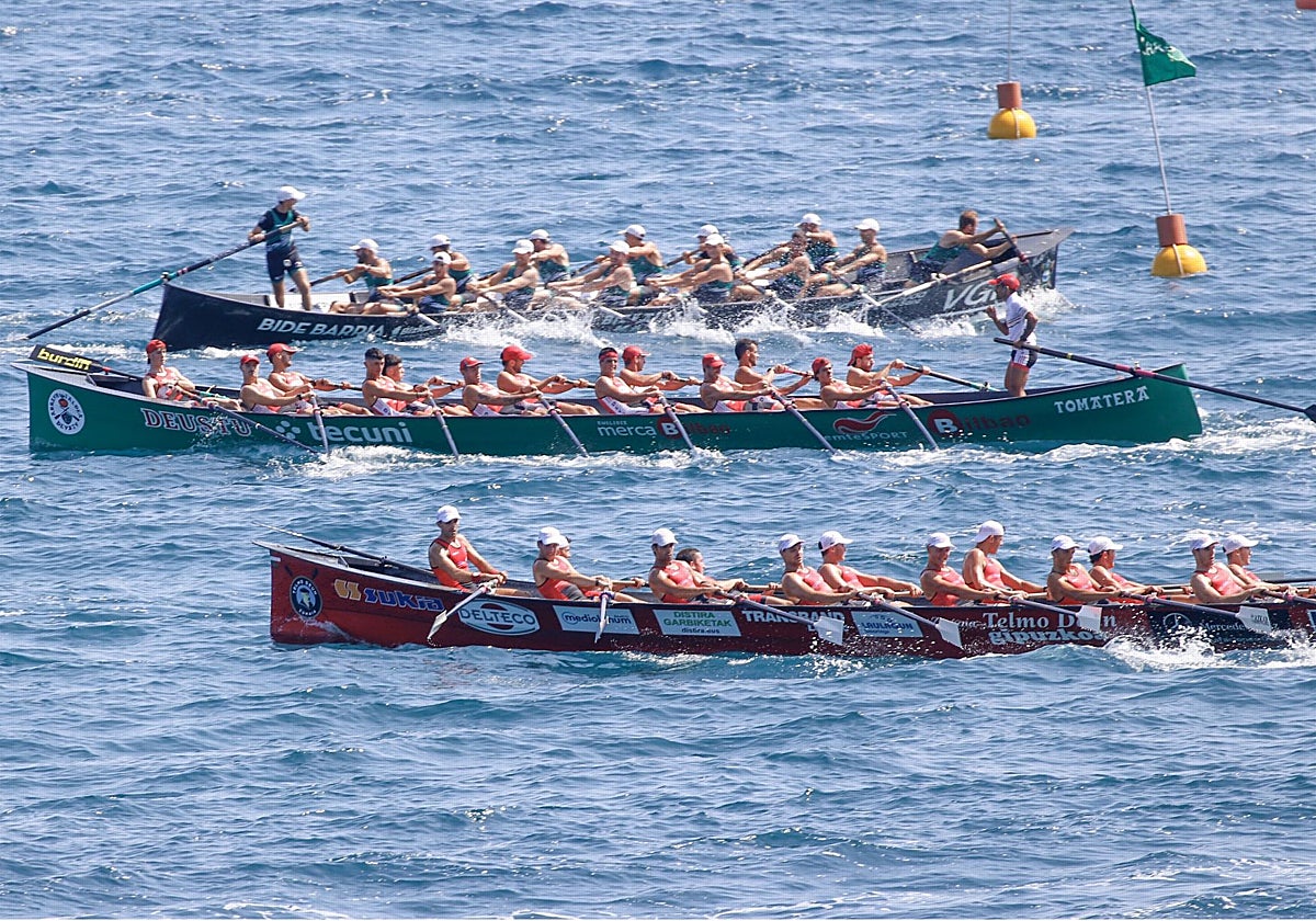 Deusto, en el centro, sale por delante de Zumaia de la ciaboga, con Kaiku entrando a la baliza.