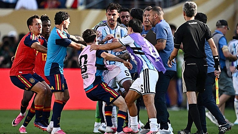 Paredes se queja de su sanción de 10 partidos por la tangana en la final del Mundial: «Parece exagerado. Y a Gavi solo uno...»