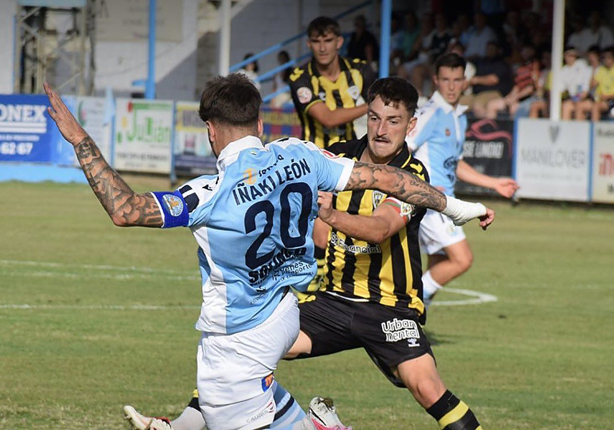 Julen Huidobro trata de robar un balón a Iñaki León.