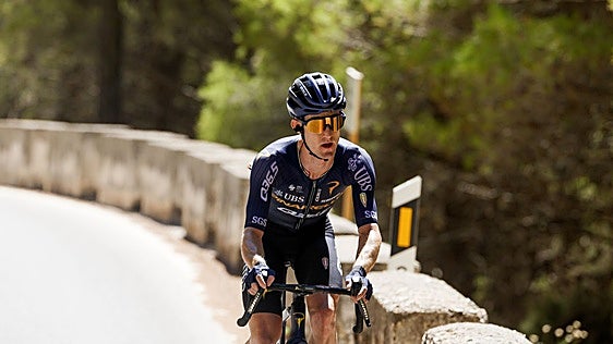 Enric Mas echa el lazo a Roglic y acaricia la victoria en La Vuelta