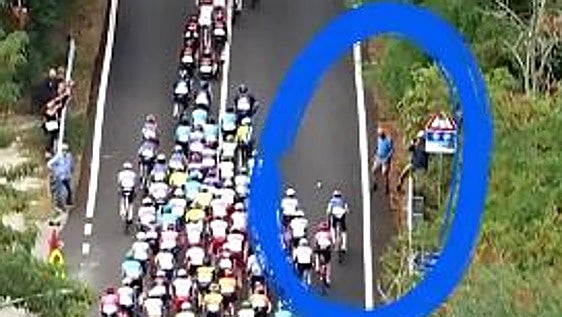 Un espectador patea un bidón y provoca la caída de un ciclista durante una carrera en Italia